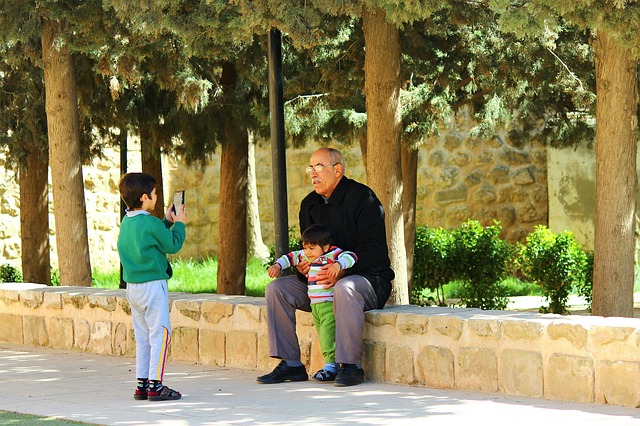 vnoučata a dědeček